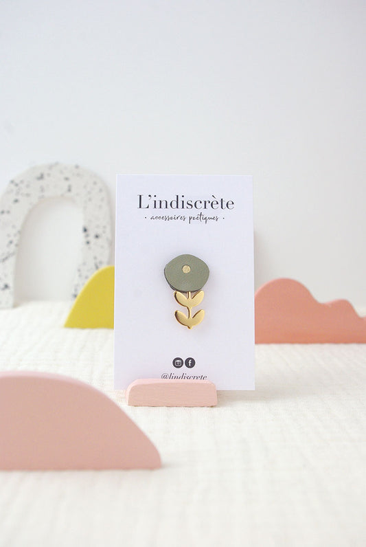 Ravissant petit pin's fleur en cuir vert sauge et or