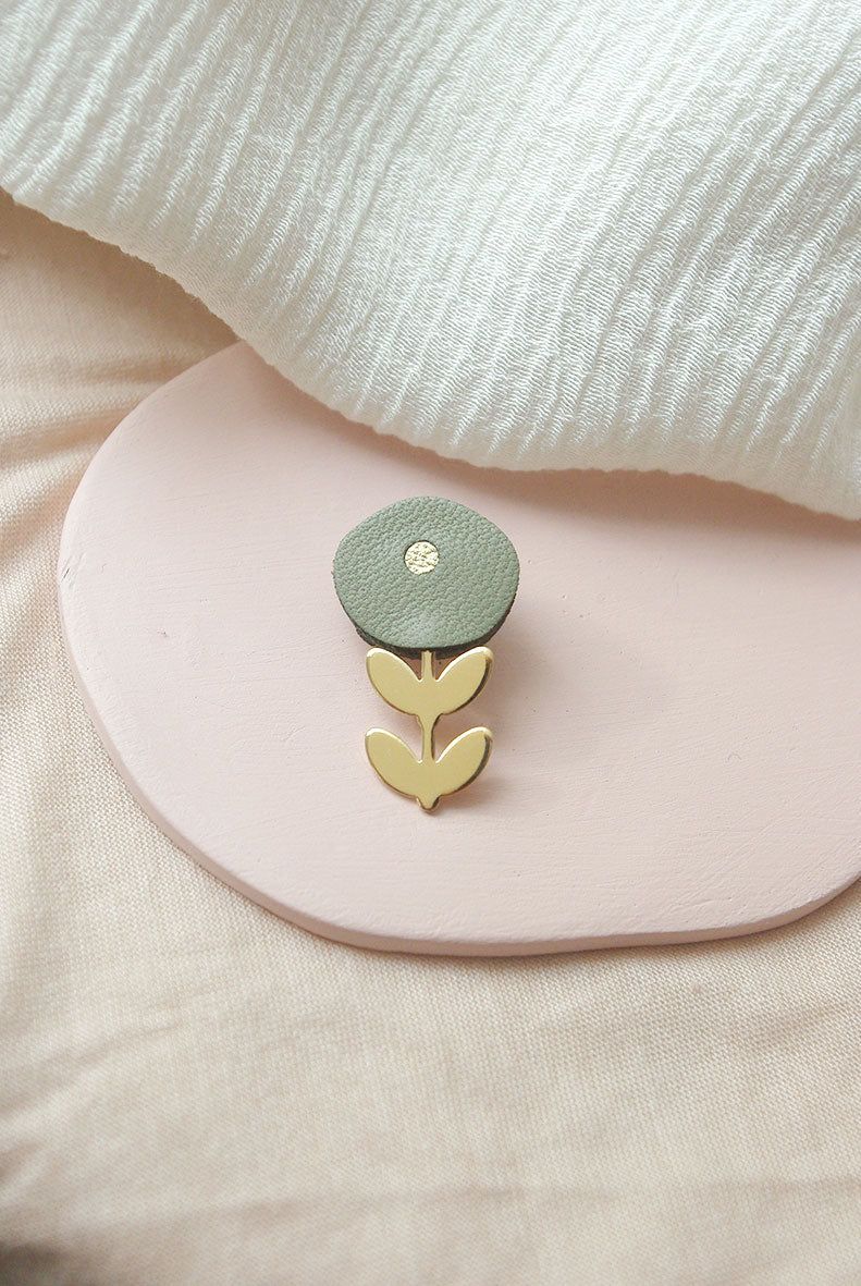 Ravissant petit pin's fleur en cuir vert sauge et or