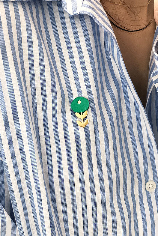 Ravissant petit pin's fleur en cuir vert vif et or