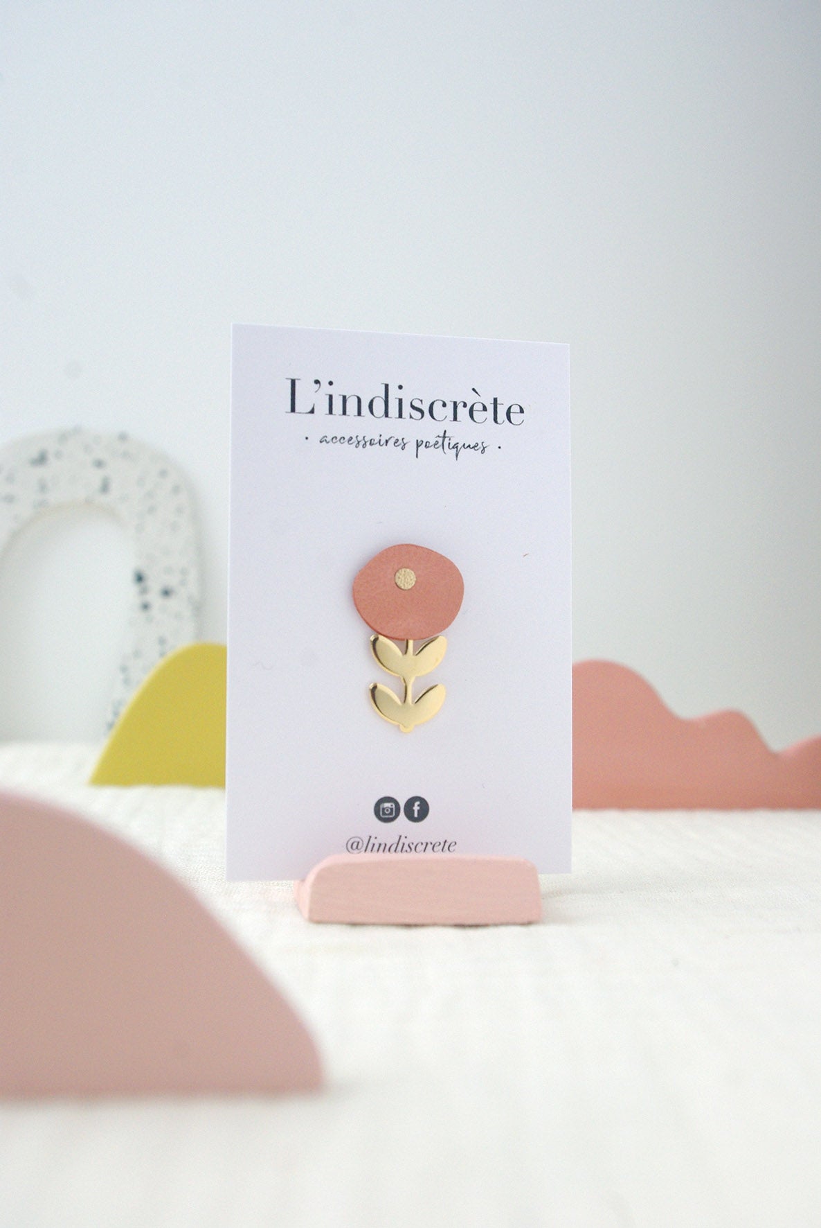 Ravissante petite broche fleur en cuir vieux rose et or