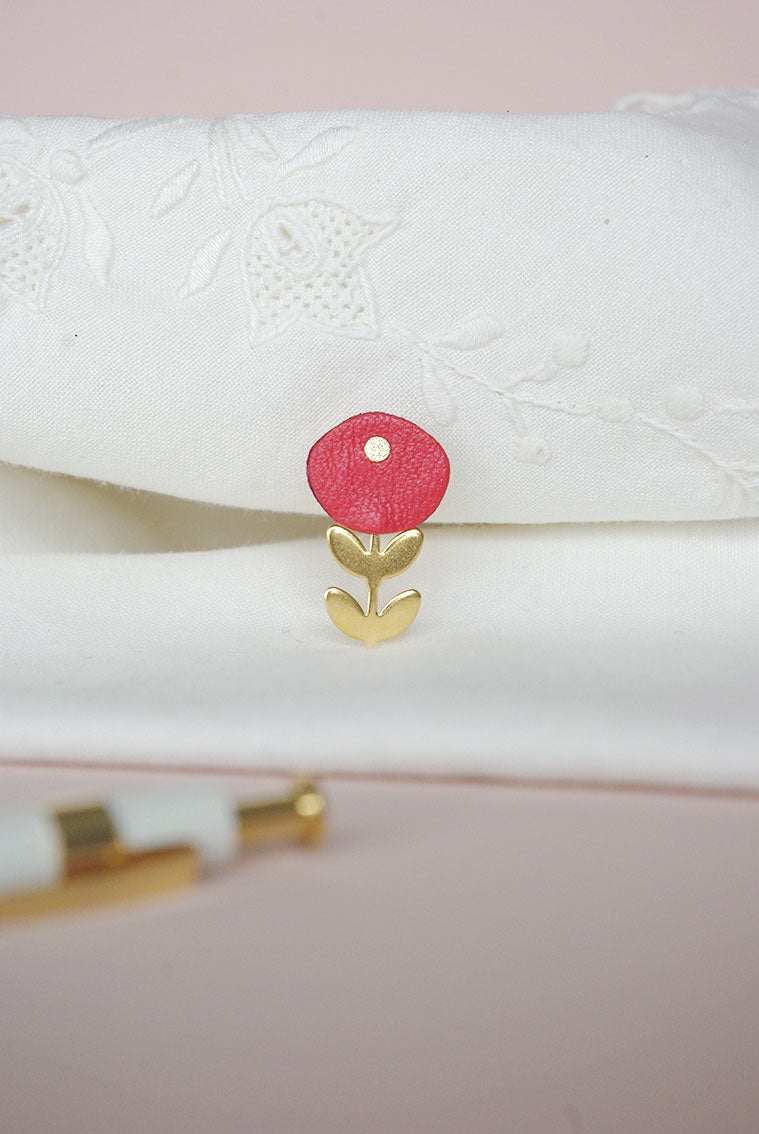 Ravissant petit pin's fleur en cuir rouge et or