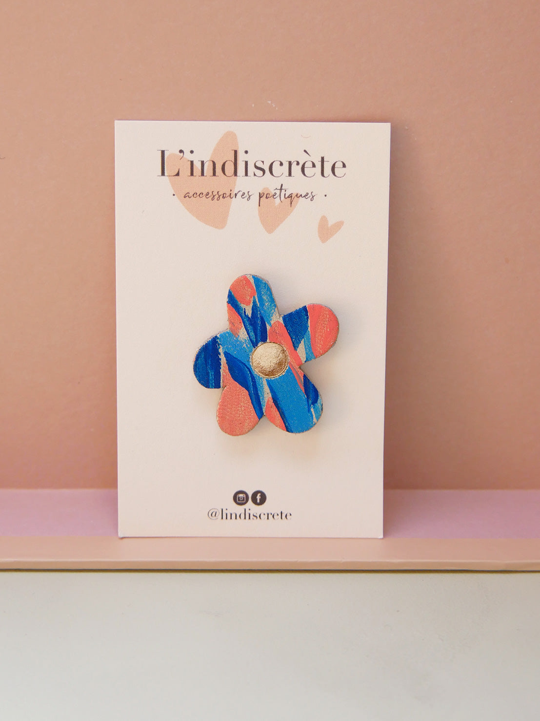 BARCELONE - pin's fleur en cuir palette rose bleu vifs