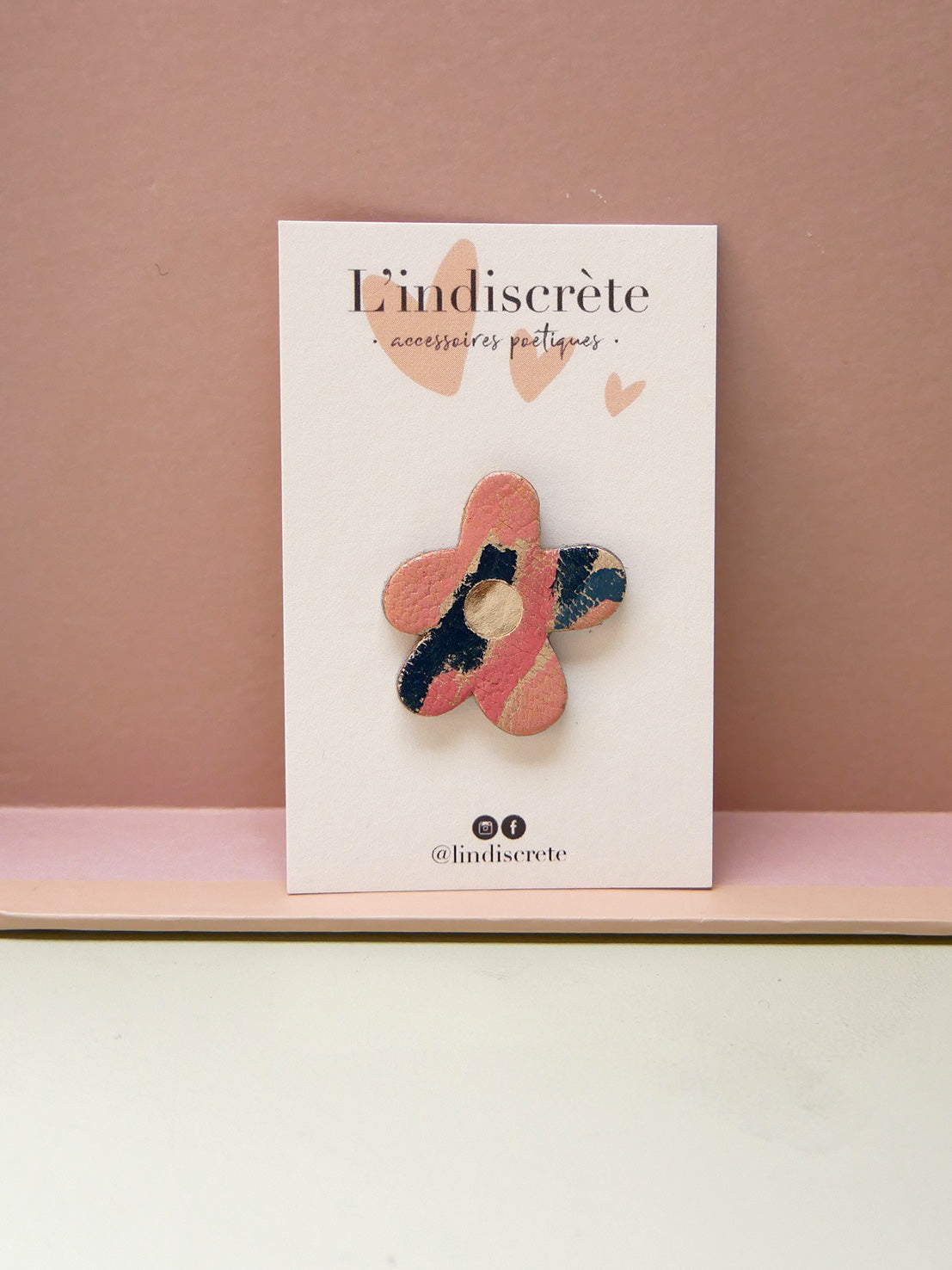BARCELONE - pin's fleur en cuir palette rose bleu