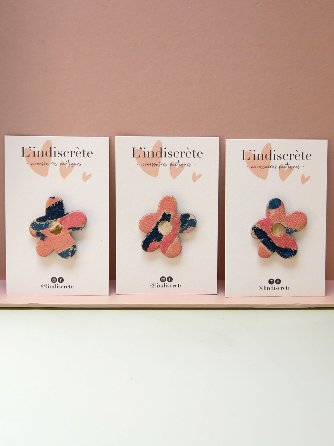 BARCELONE - pin's fleur en cuir palette rose bleu