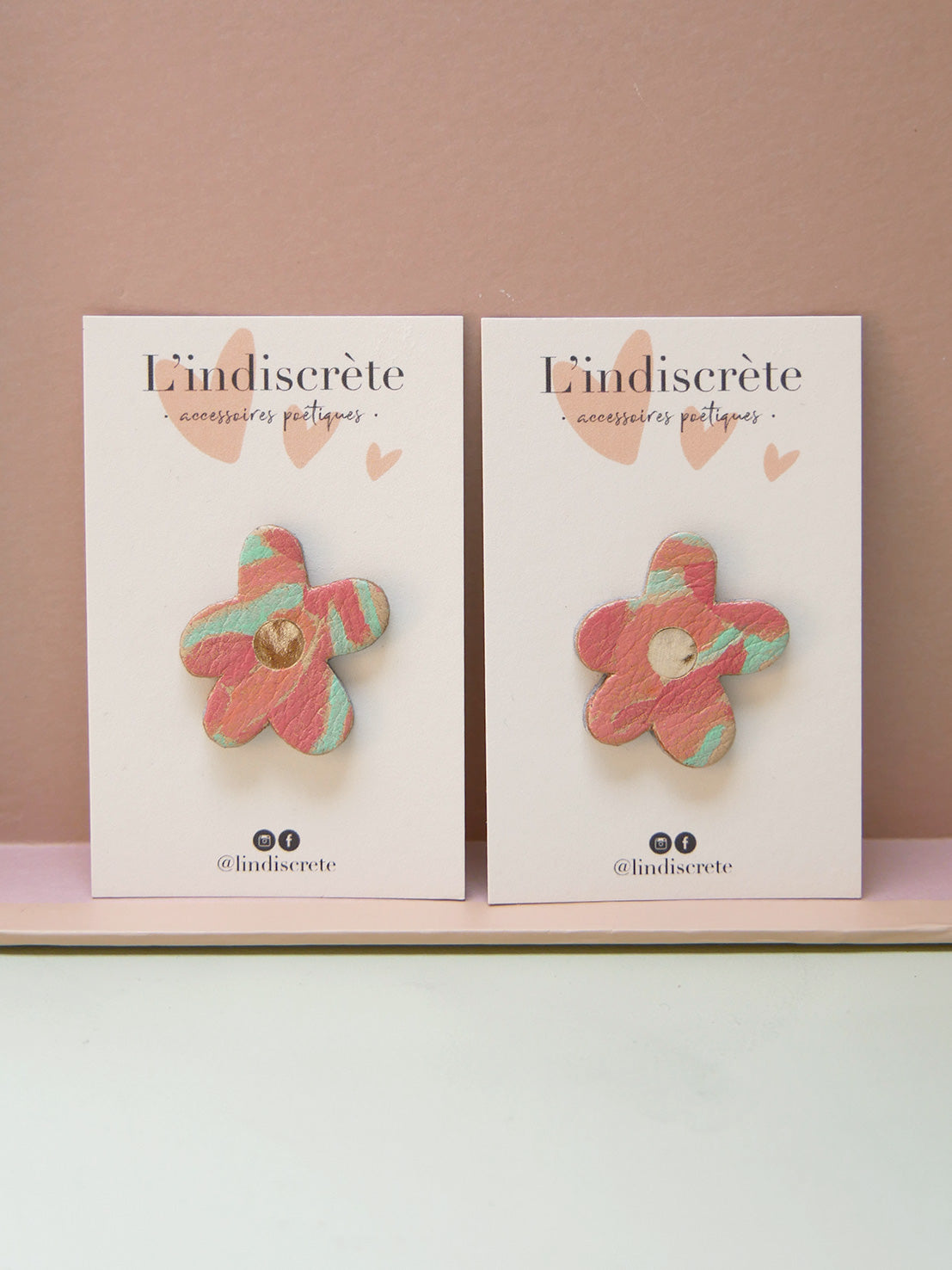 BARCELONE - pin's fleur en cuir palette rose menthe