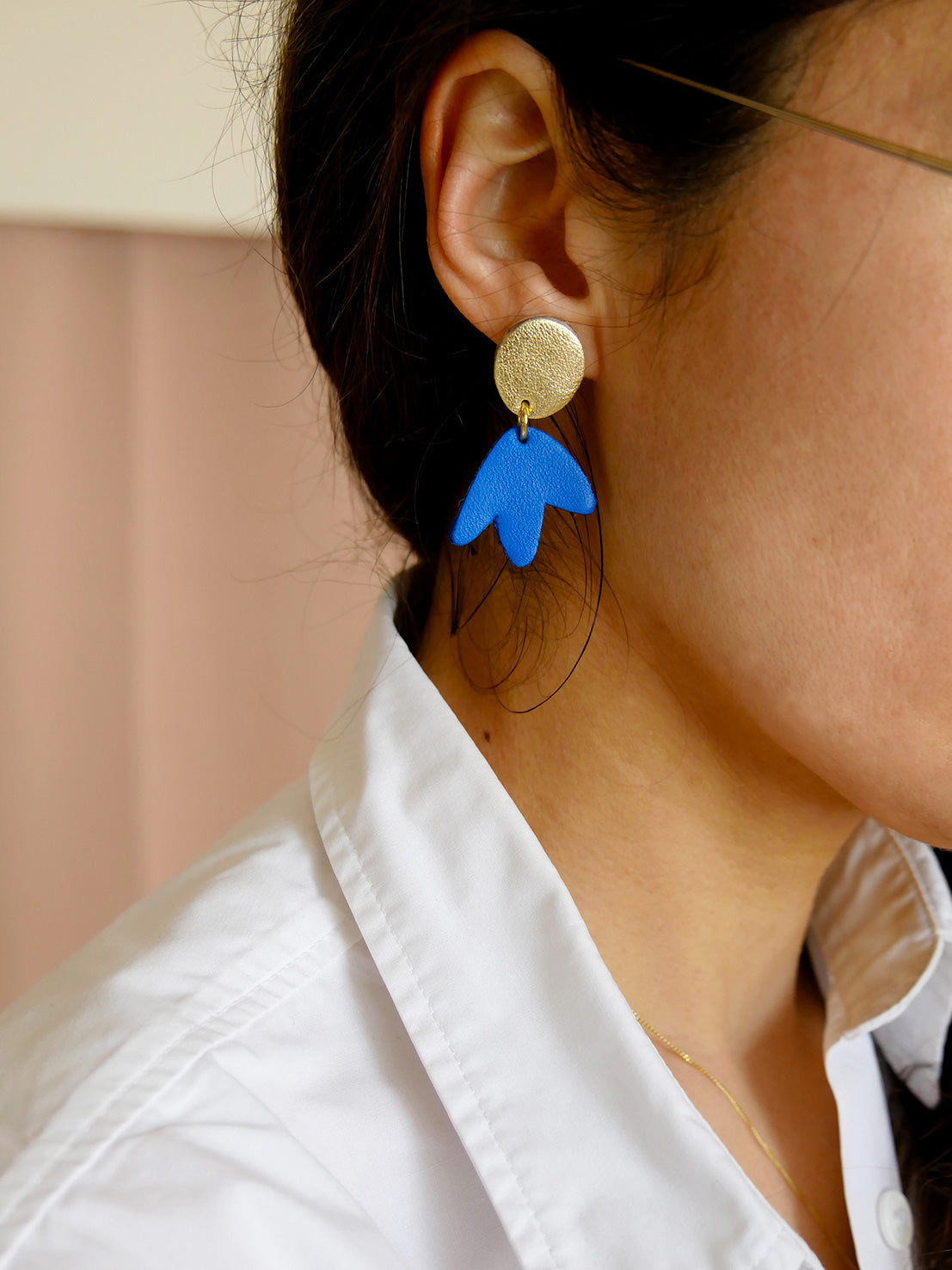 Mini Bilbao - Boucles d'oreilles en cuir bleu et or