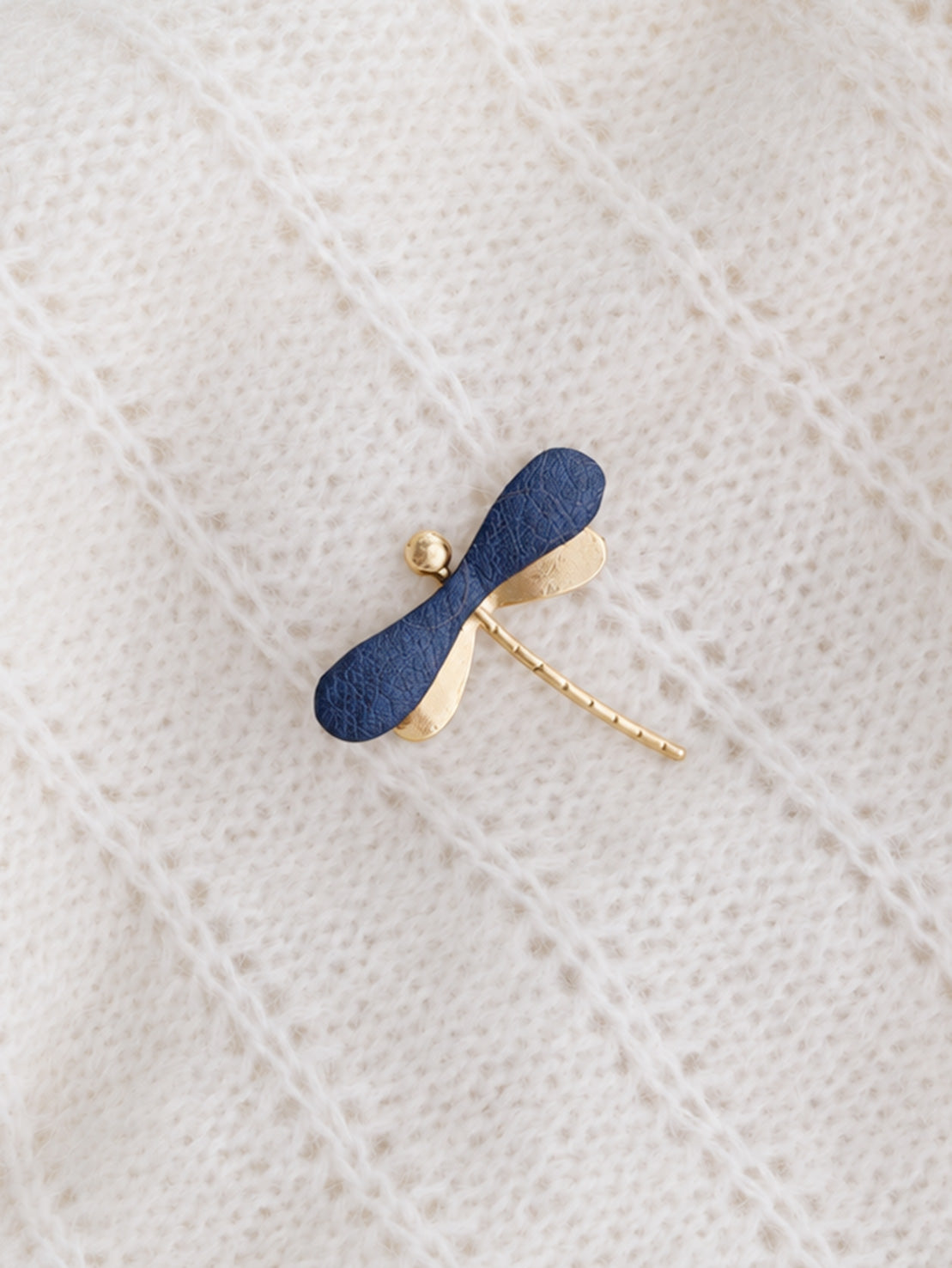 La Libellule - Broche libellule en cuir et or