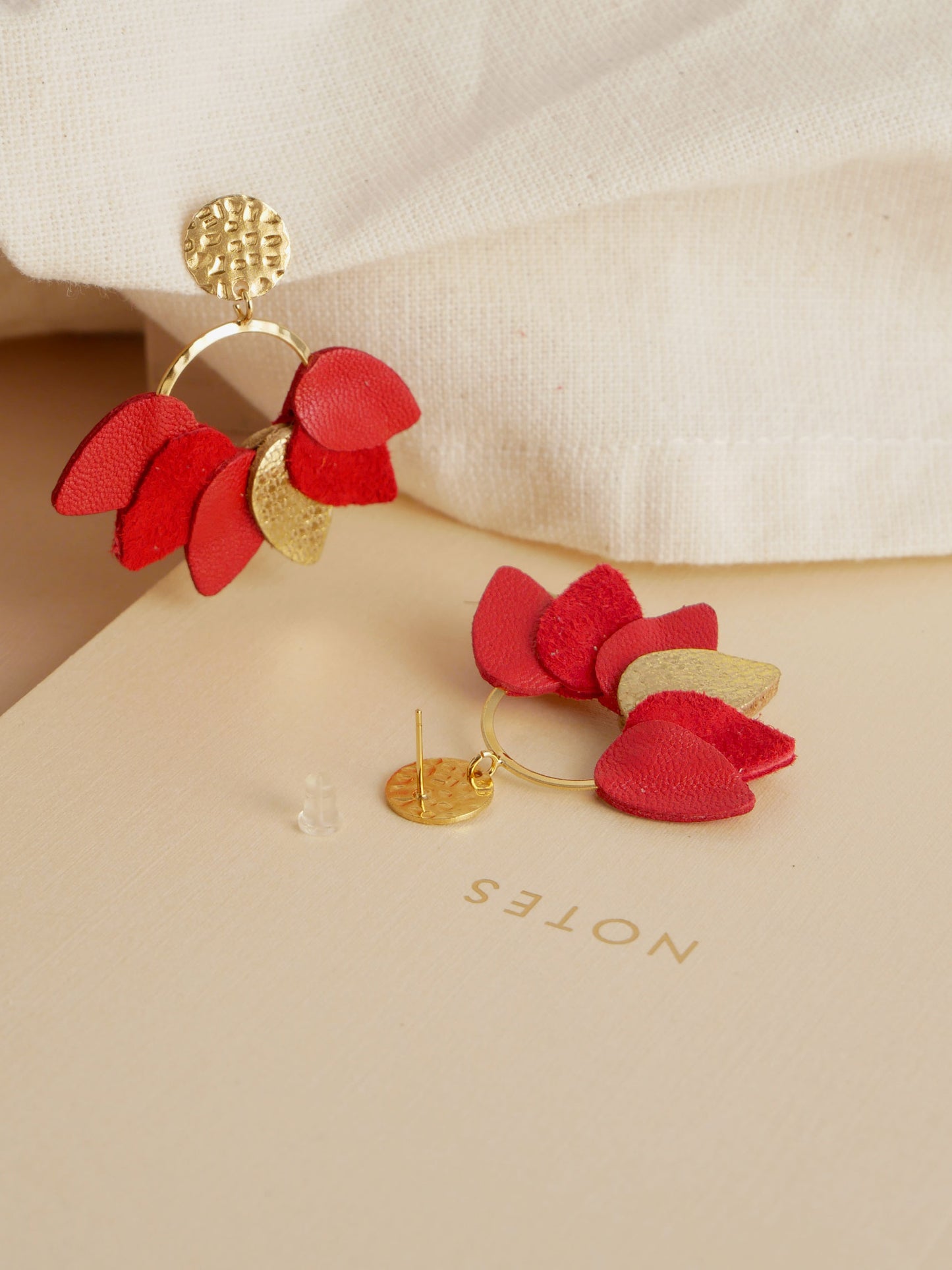 MEXICO - Boucles d'oreilles en cuir rouge et or