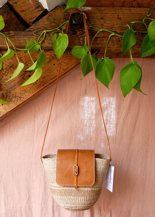 Numéro 100 - Panier en osier et cuir camel à bandoulière