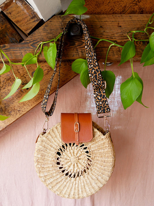 Numéro 42 - Panier en osier rond et cuir camel à bandoulière léopard