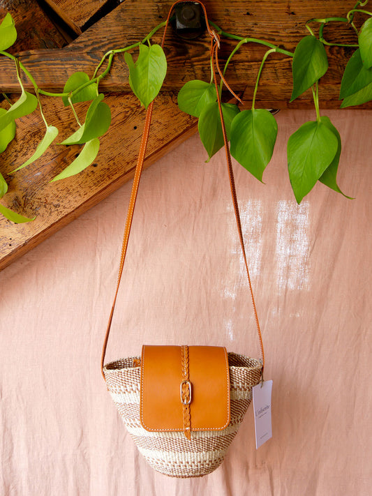 Numéro 99 - Panier en osier et cuir camel à bandoulière