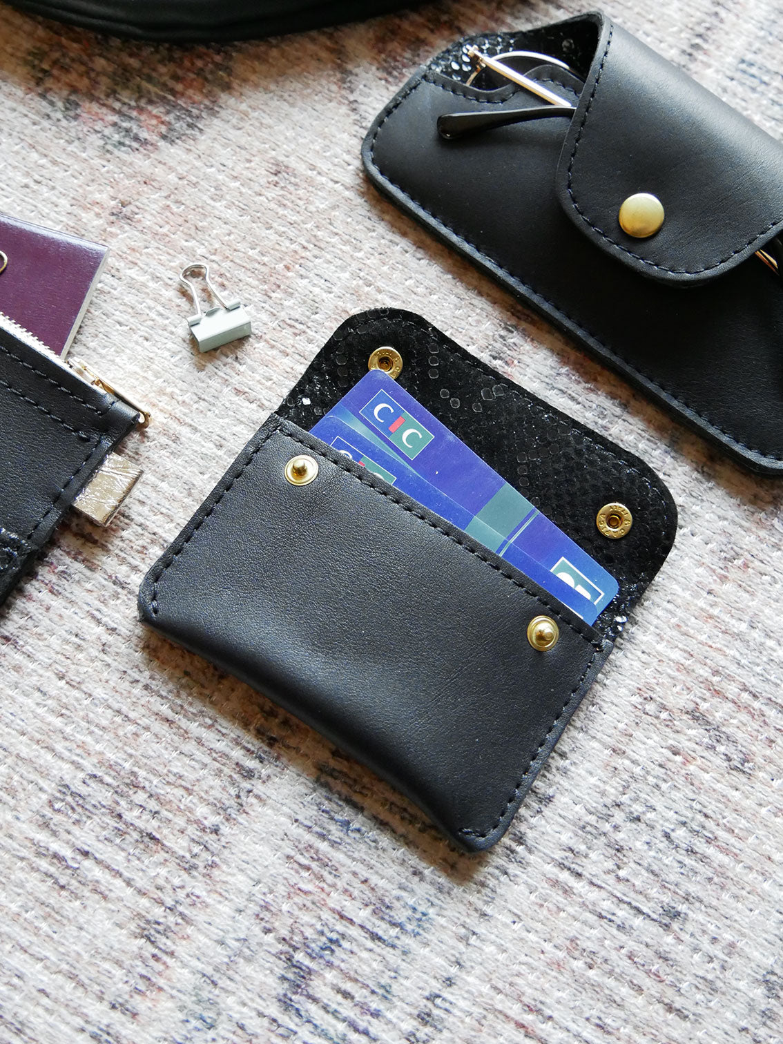 Porte-cartes PC25 en cuir noir et brillant