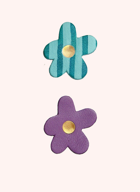 Barcelone - pin's fleur en cuir violet / menthe et or