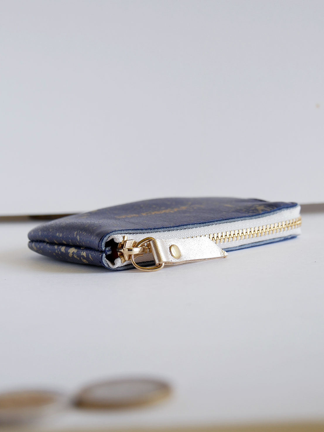 Porte-monnaie PM07 en cuir bleu nuit moucheté or