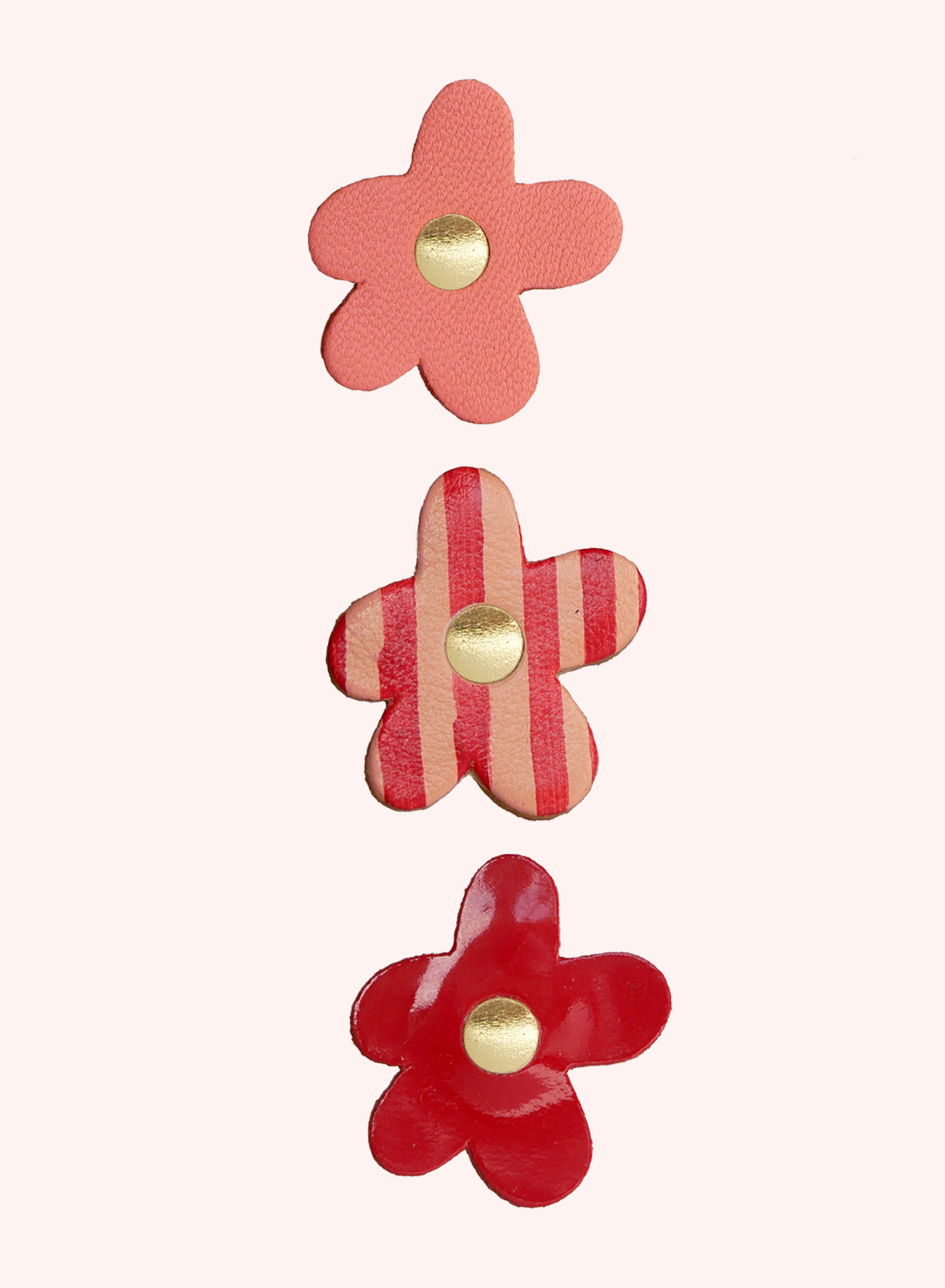 BARCELONE - pin's fleur en cuir rose/ rouge/ rayures