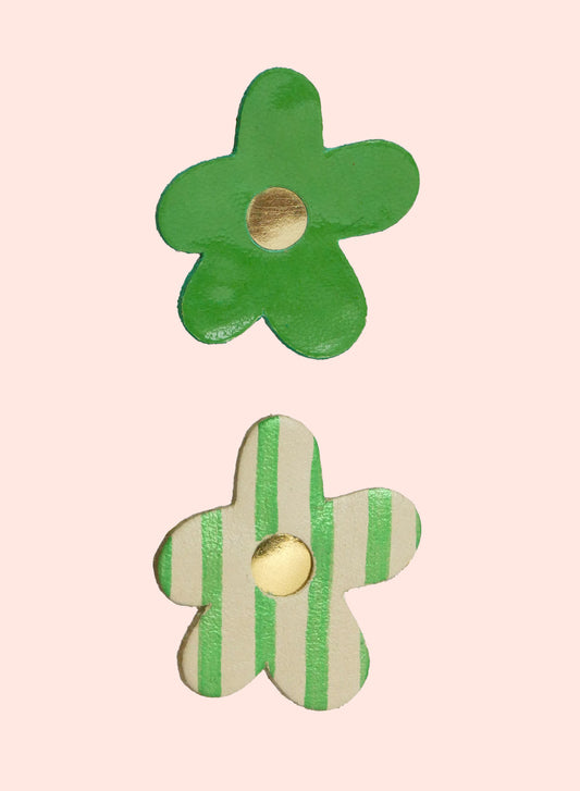 BARCELONE - pin's fleur en cuir vert