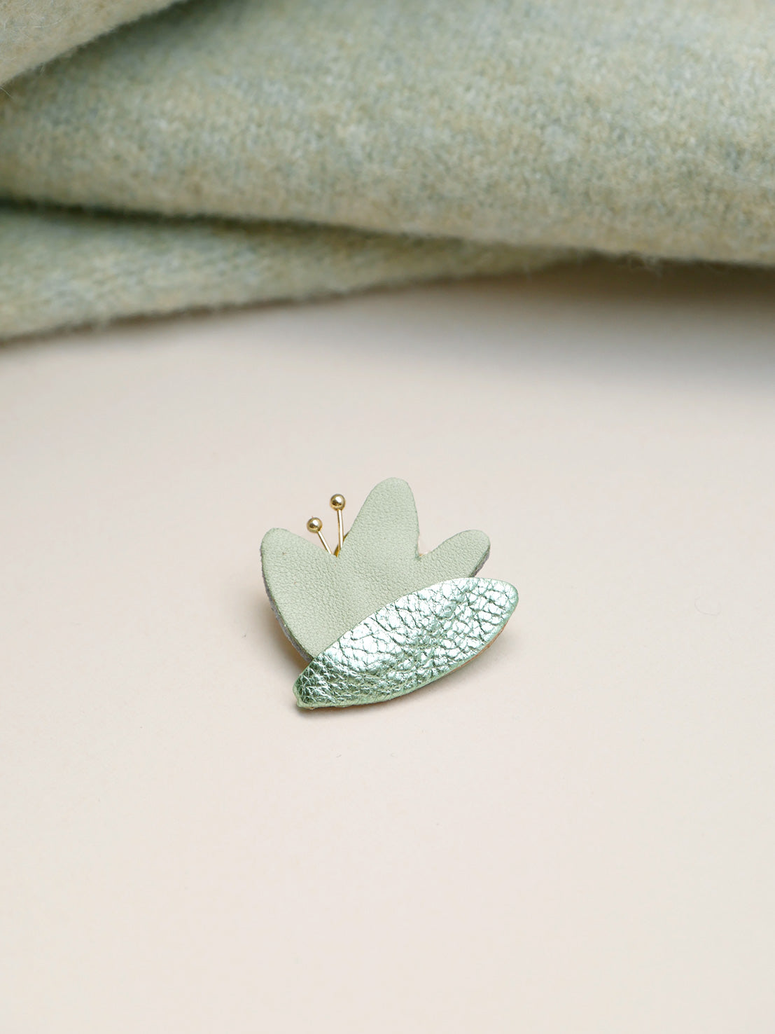 HANA - pin's en cuir vert amande