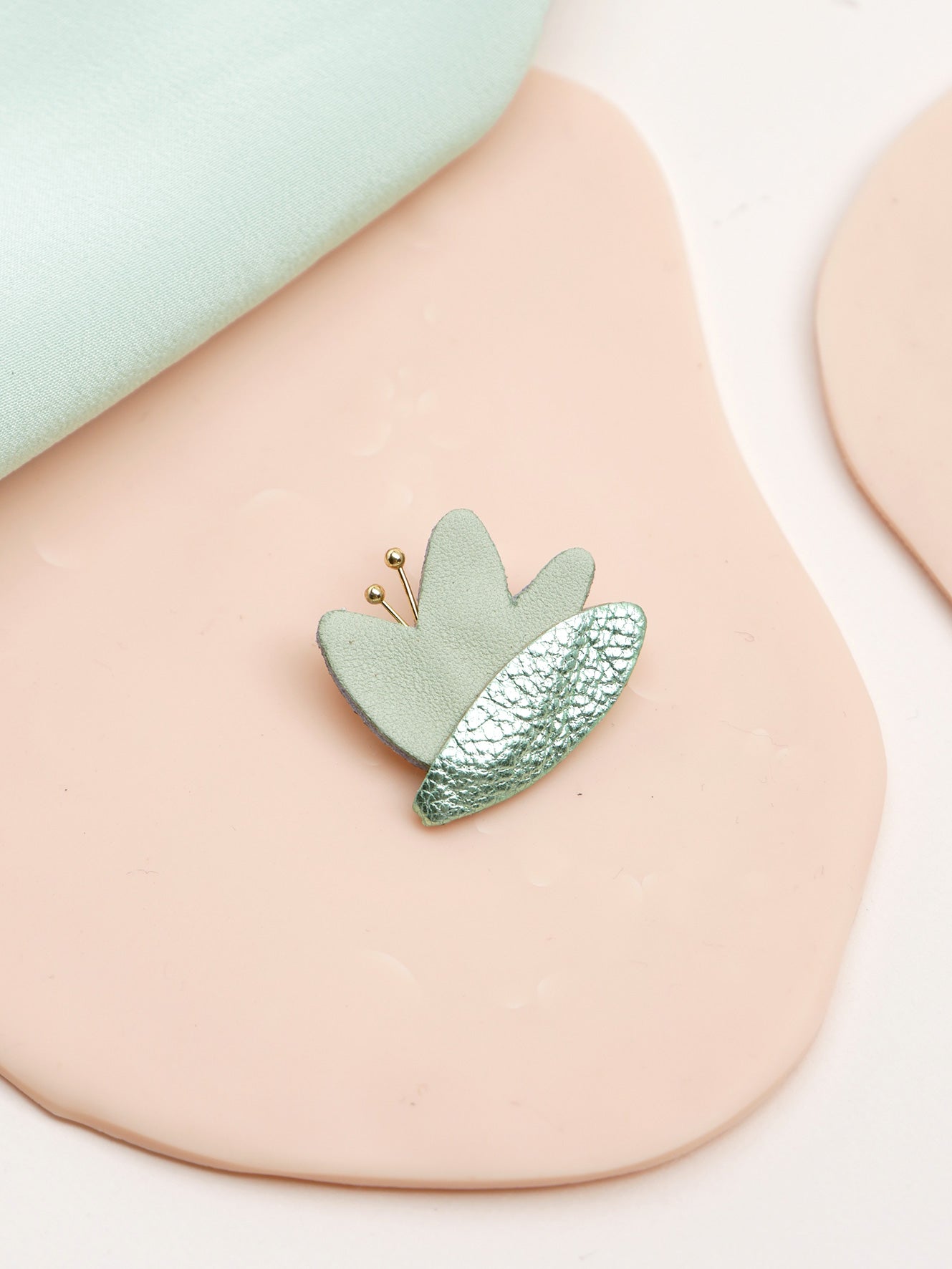HANA - pin's en cuir vert amande