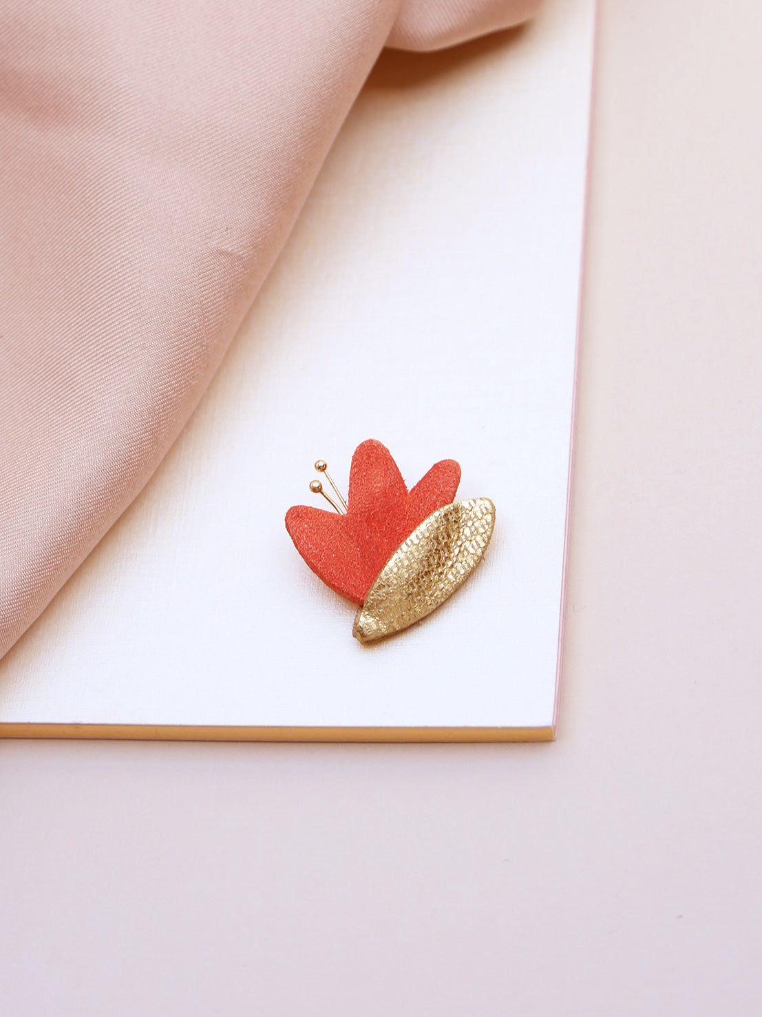 HANA - pin's en cuir terracotta et or