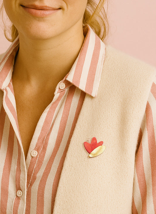 HANA - pin's en cuir terracotta et or