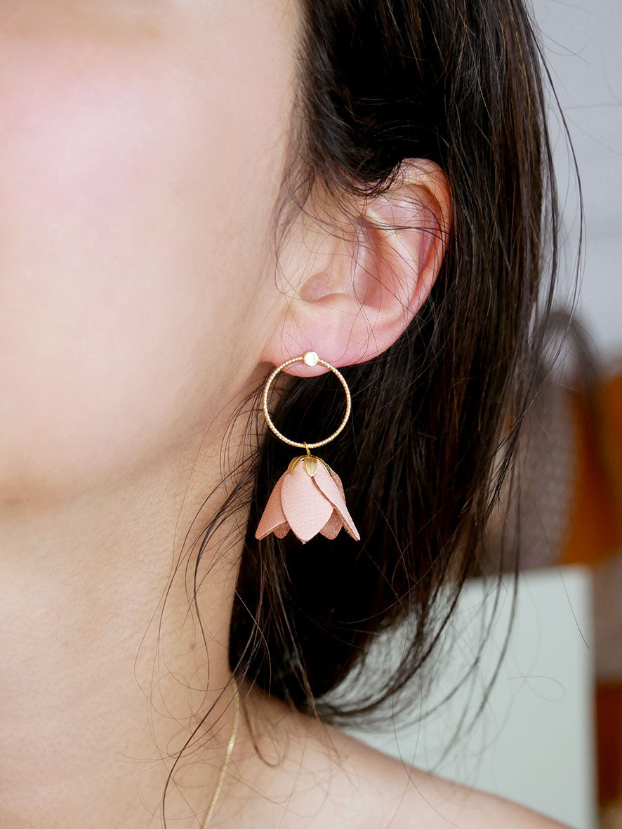 Kyoto - Délicates boucles d'oreilles fleuries en cuir rose et or