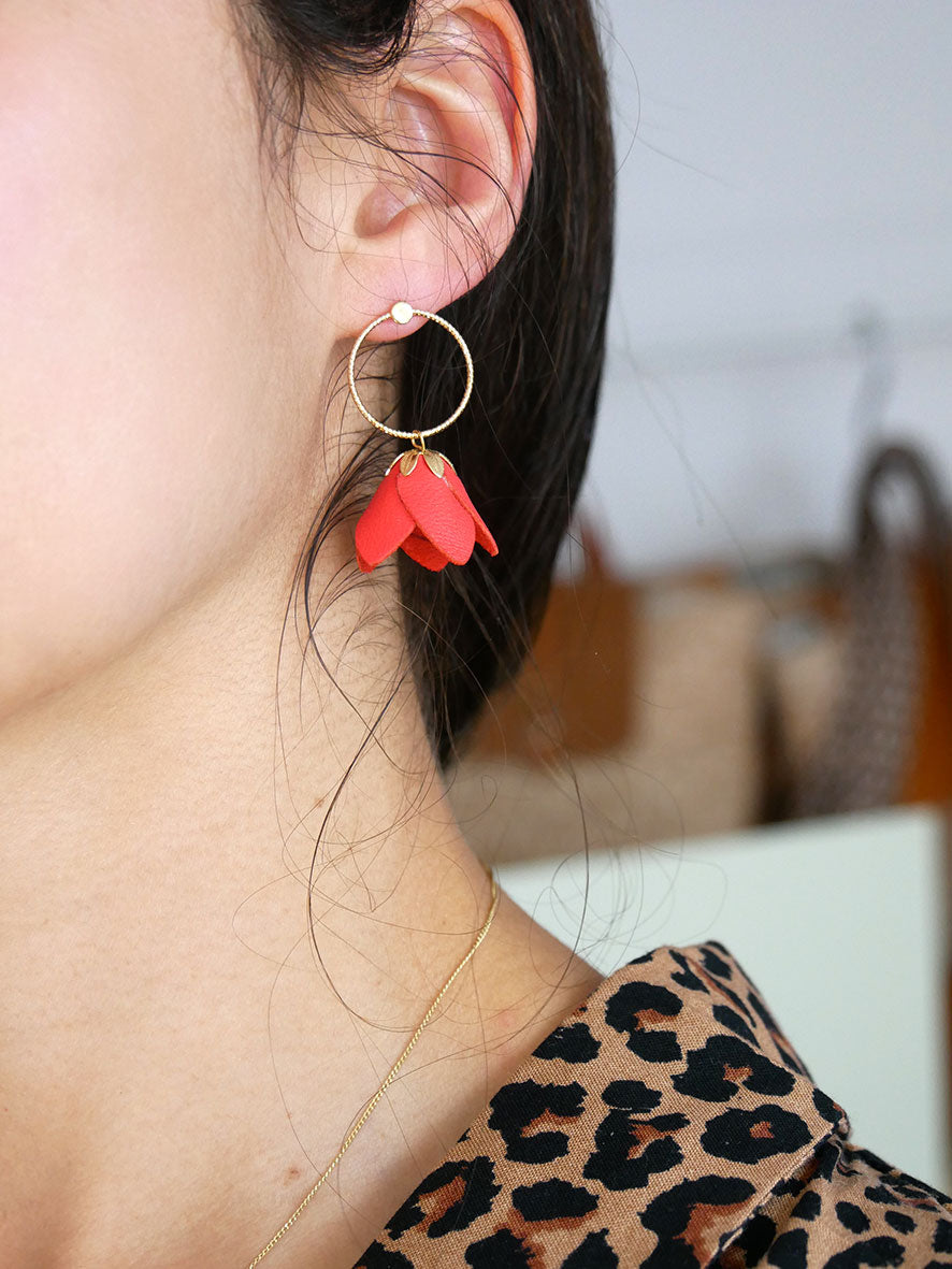 Kyoto - Délicates boucles d'oreilles fleuries en cuir rouge corail et or