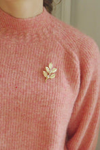 Charger l&#39;image dans la galerie, La branche 2 - Broche branche fleurie en or