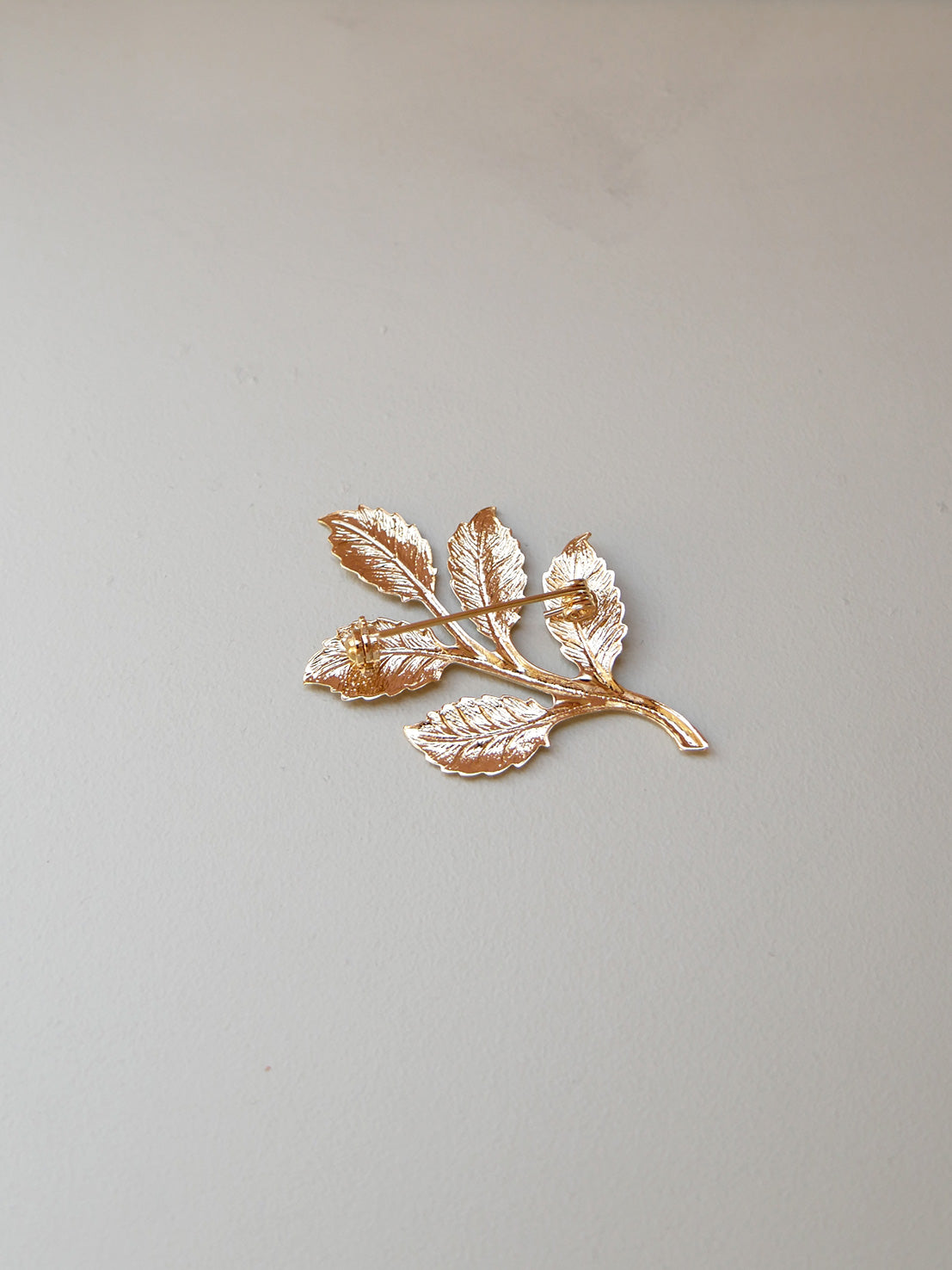 Broche feuilles dorées