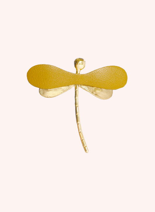 La Libellule - Broche libellule en cuir jaune moutarde et or