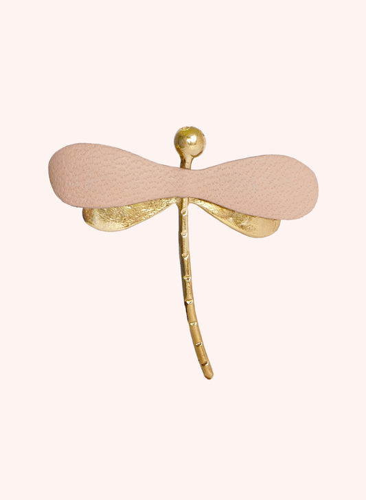 La Libellule - Broche libellule en cuir rose nude et or