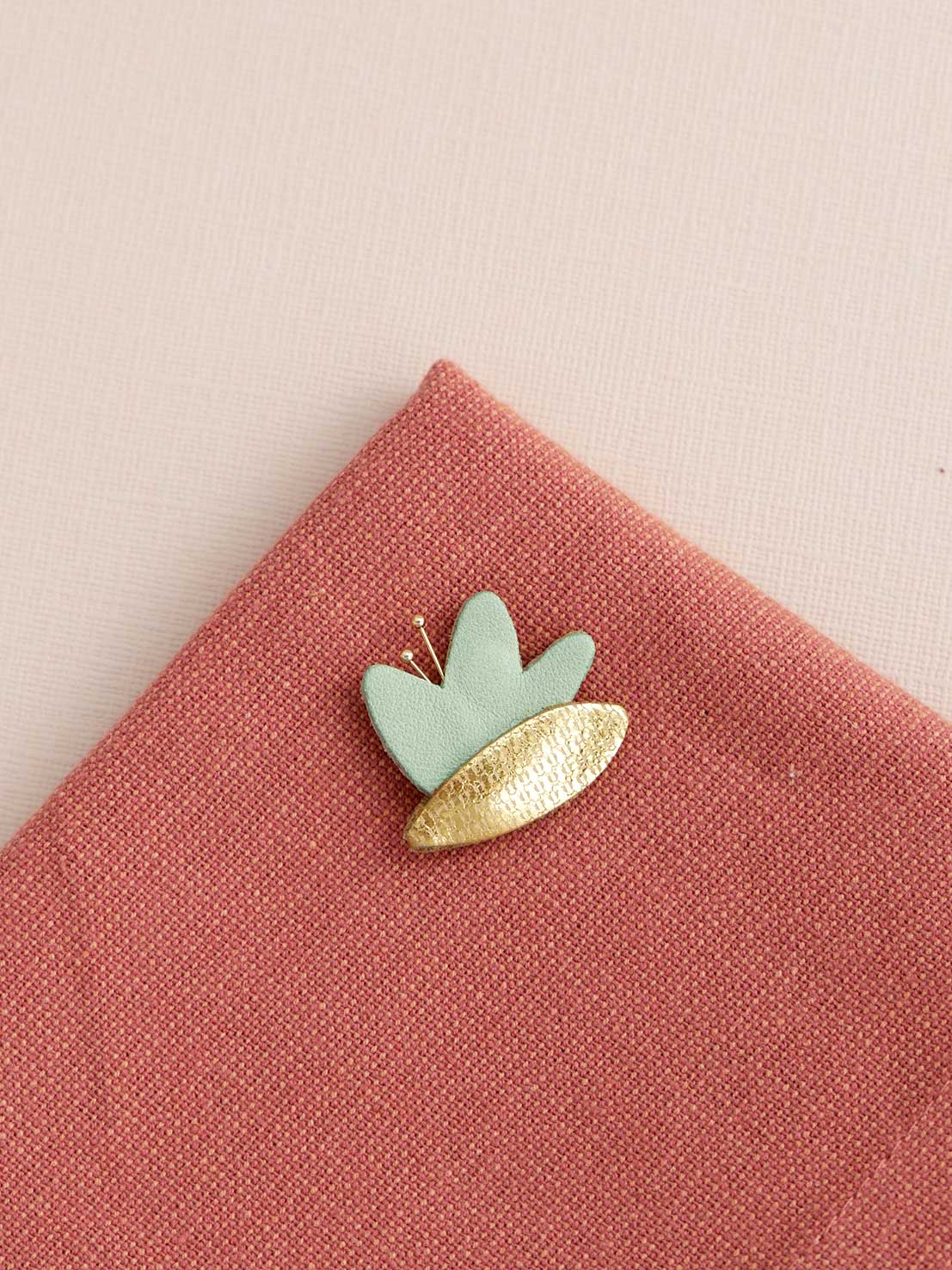HANA - pin's en cuir de couleur et or