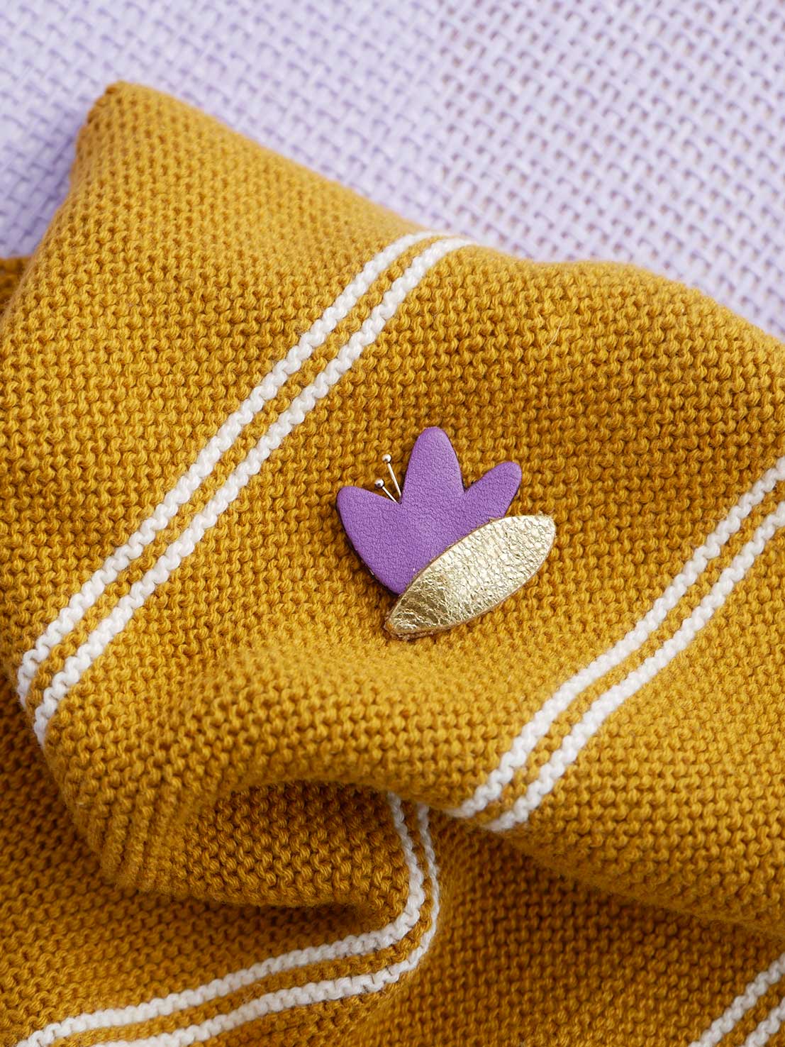 HANA - pin's en cuir de couleur et or