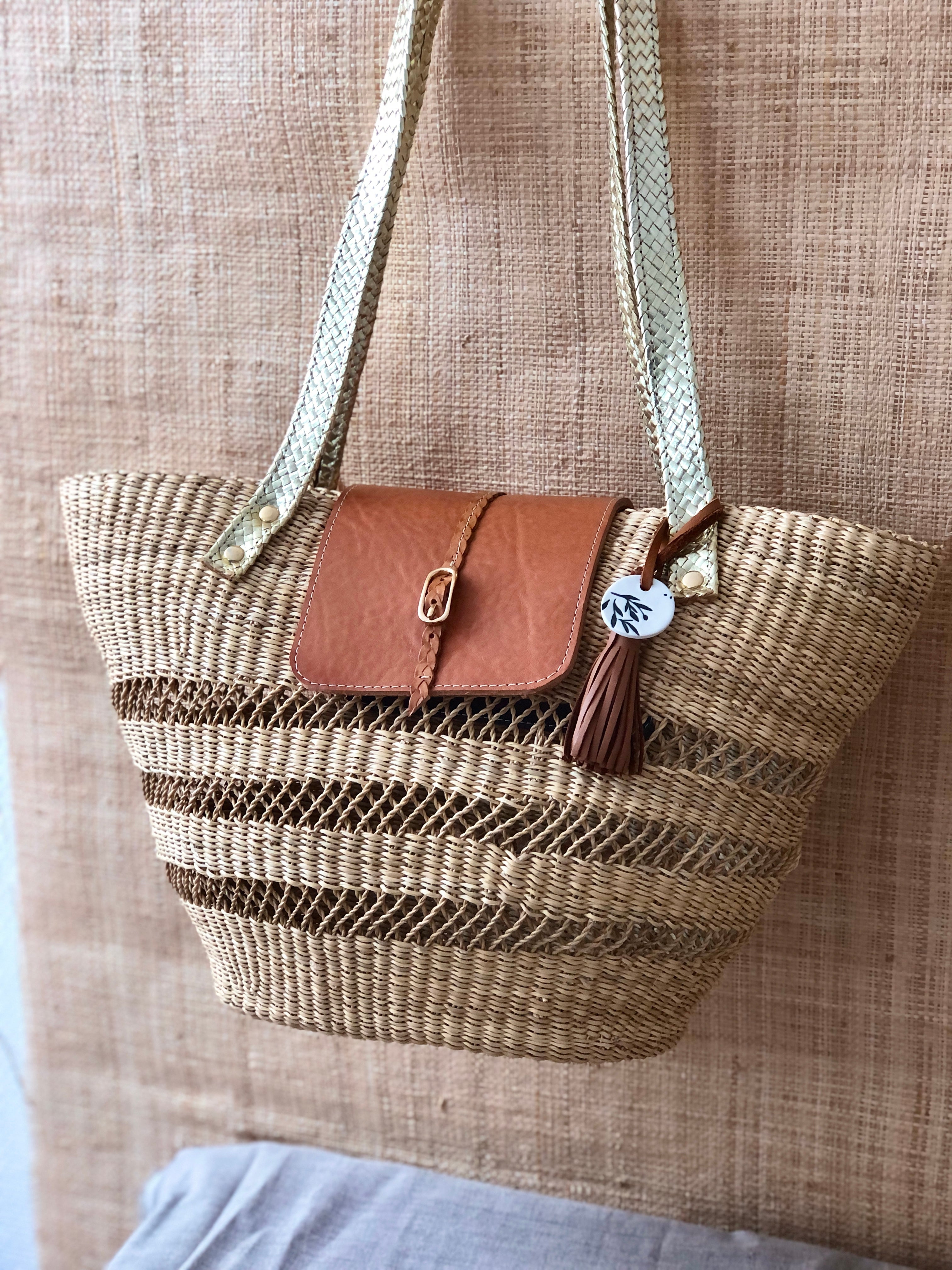 Num ro 26 Panier en osier et cuir camel anse en cuir tress dor