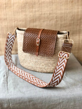 Charger l&#39;image dans la galerie, Numéro 20 - Panier en osier et cuir tressé à bandoulière zig zag bicolore