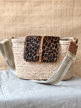 Charger l&#39;image dans la galerie, Numéro 22 - Panier en osier et cuir léopard à bandoulière beige et doré