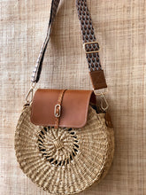 Charger l&#39;image dans la galerie, Numéro 25 - Panier en osier rond et cuir camel à bandoulière ton beige brillant
