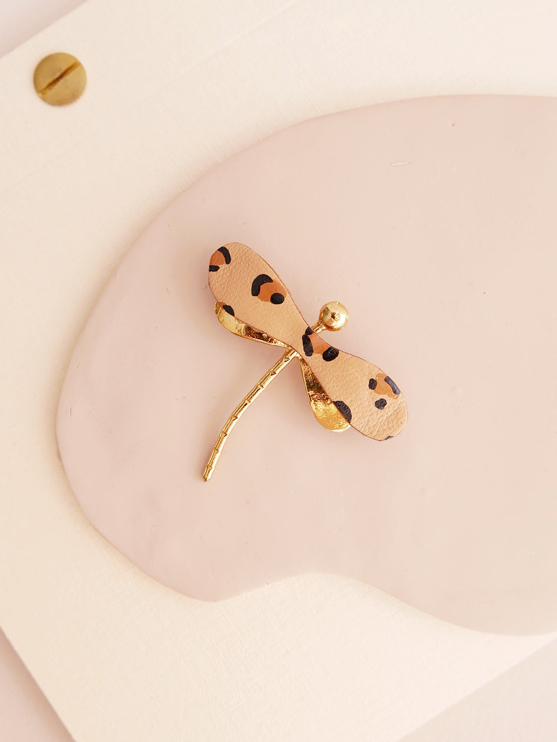 La Libellule - Broche libellule en cuir léopard et or