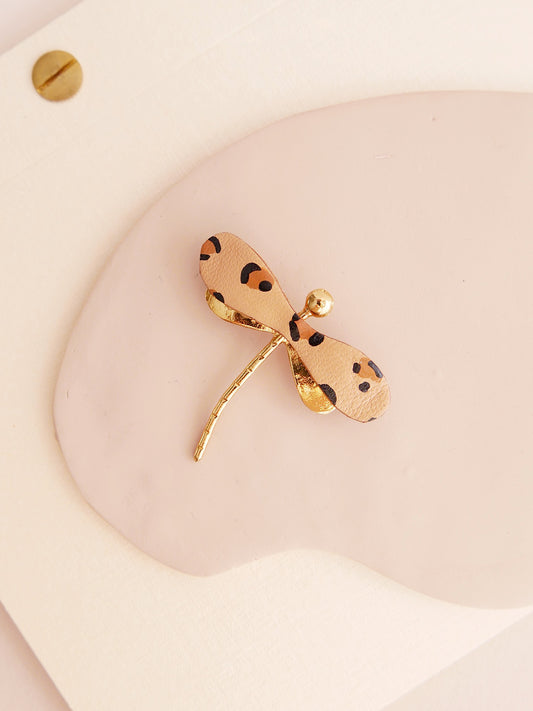 La Libellule - Broche libellule en cuir léopard et or