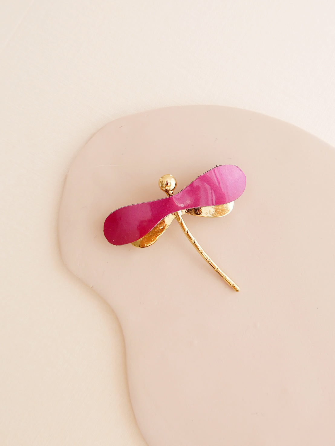 La Libellule - Broche libellule en cuir hibiscus