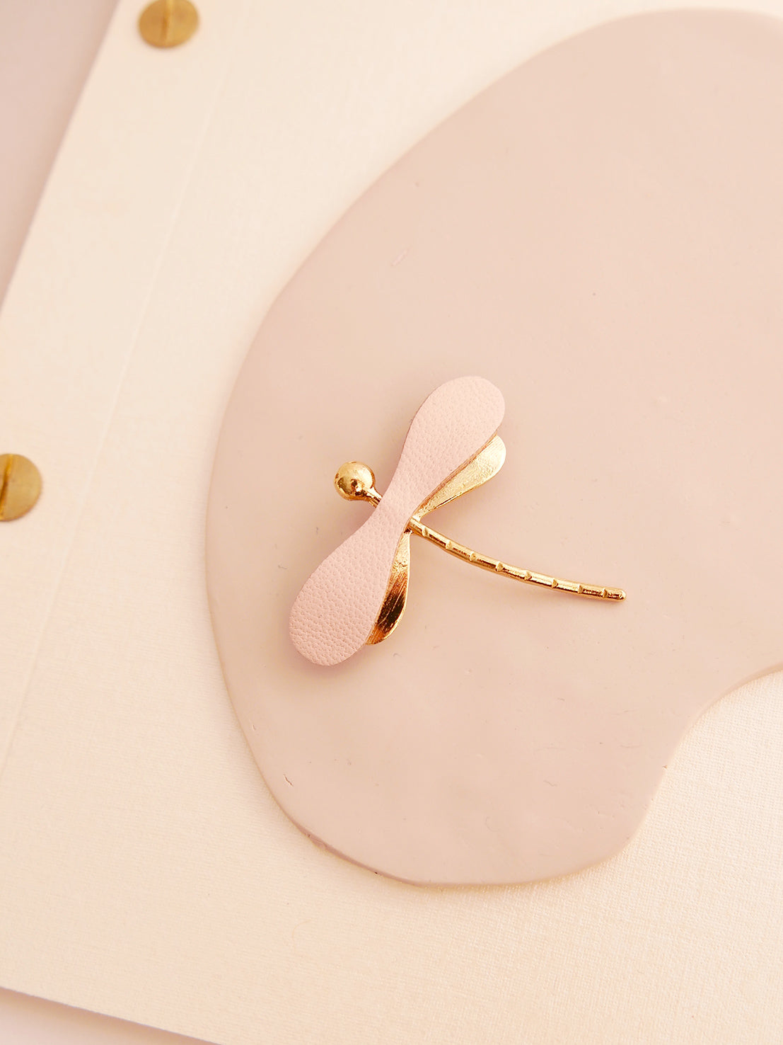 La Libellule - Broche libellule en cuir rose poudré