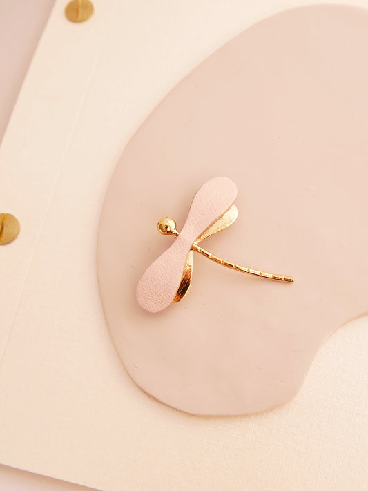 La Libellule - Broche libellule en cuir rose poudré
