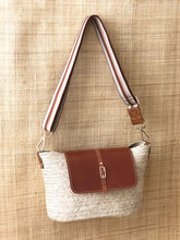 Charger l&#39;image dans la galerie, Numéro 11 -Panier en osier et cuir camel foncé vernis à bandoulière bandes marrons