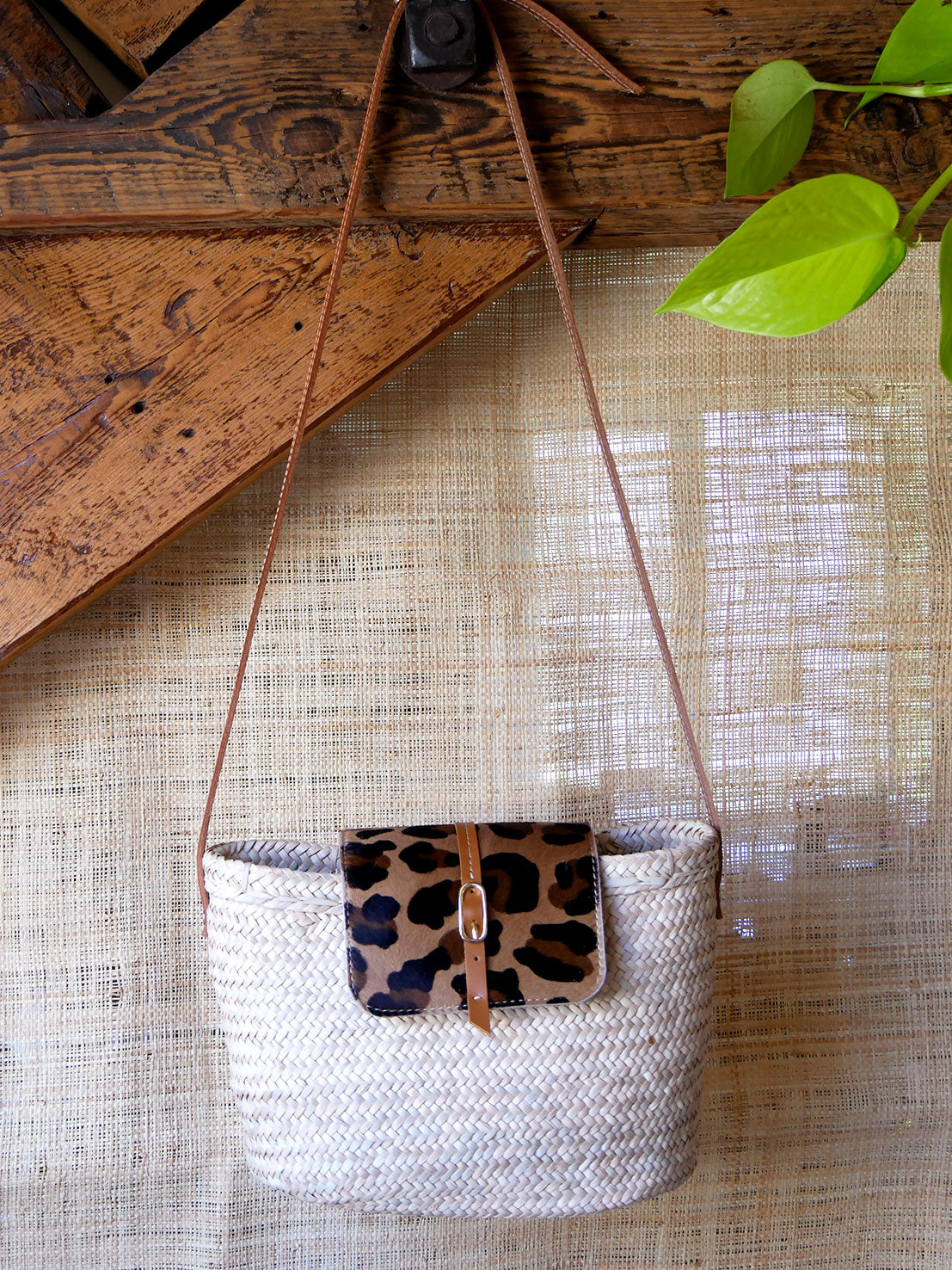 Numéro 40 - Panier en osier et cuir léopard à bandoulière en cuir