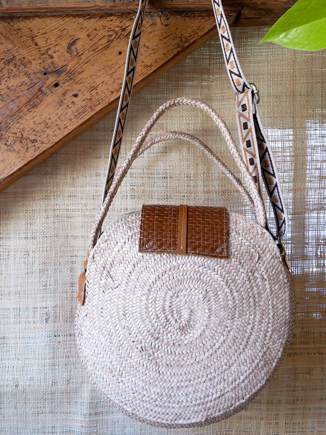 Numéro 44 - Panier en osier rond et cuir camel à bandoulière beige à motifs géométriques