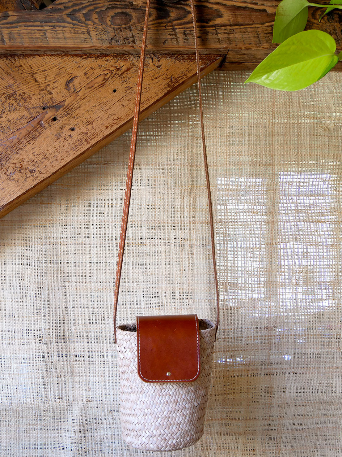 Numéro 45 - Mini Panier en osier et cuir camel à bandoulière en cuir