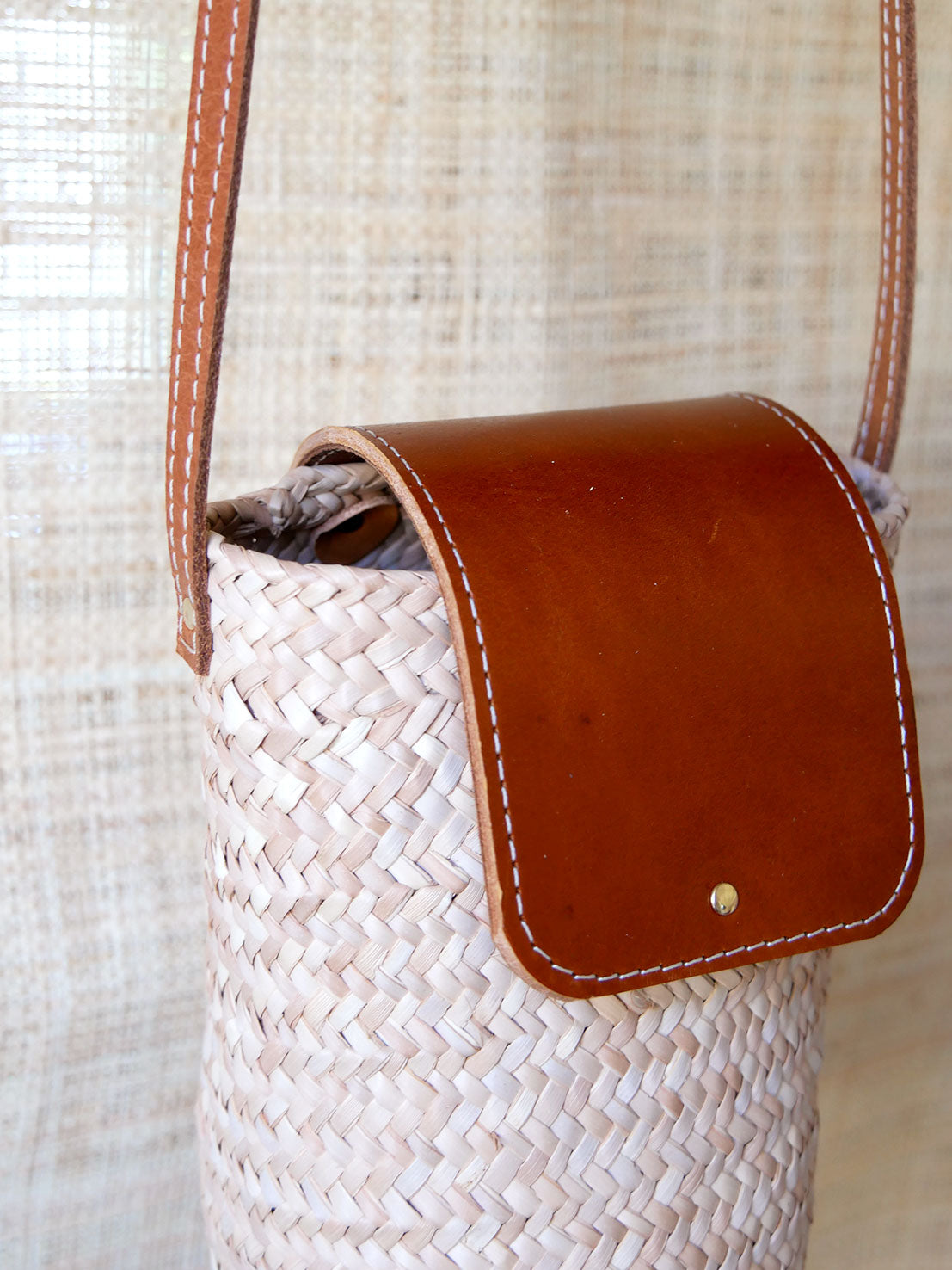 Numéro 45 - Mini Panier en osier et cuir camel à bandoulière en cuir