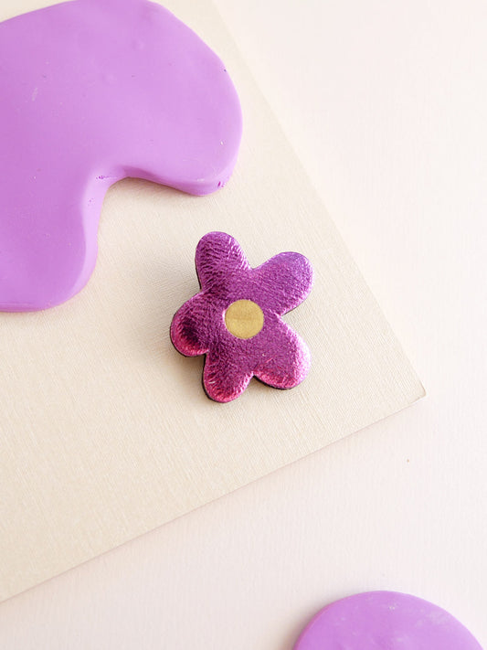 Barcelone - pin's fleur en cuir violet disco