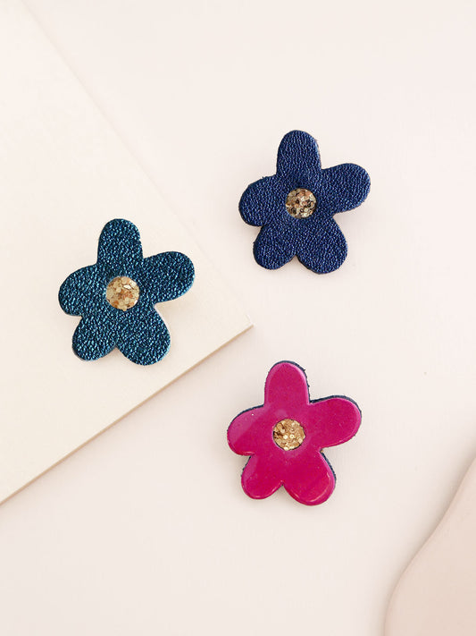 BARCELONE - pin's fleur en cuir brillant et vernis