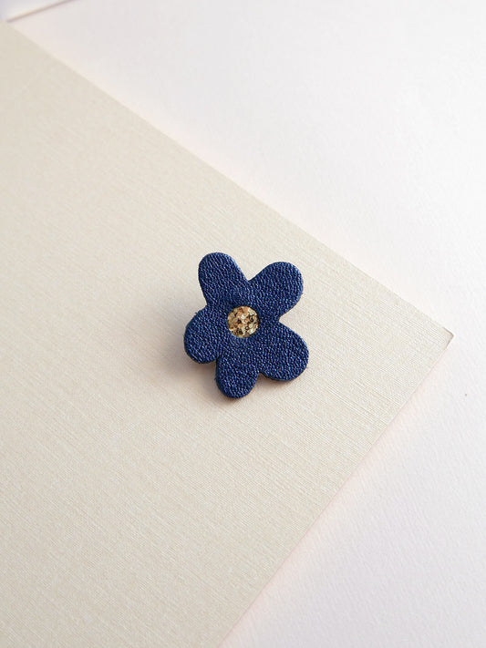 BARCELONE - pin's fleur en cuir brillant et vernis