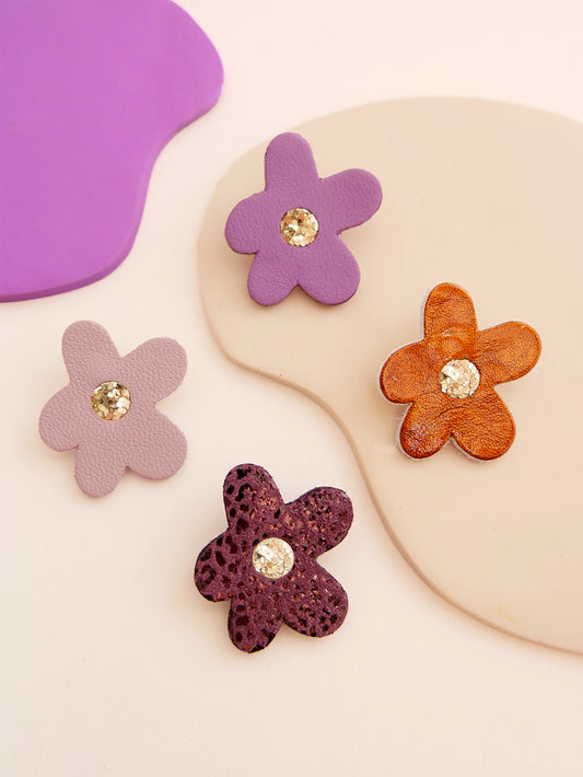 BARCELONE - pin's fleur en cuir violet et noisettes